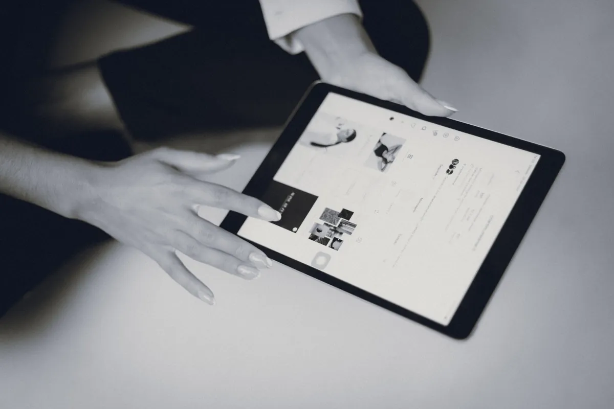 Processo criativo da CRIARTIM em tablet